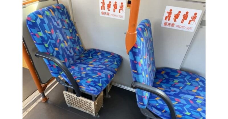 バスの優先席は前後の扉の間が多い